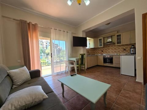 Deluxe Studio Suite, Sea View | Private kitchen | Dining tables