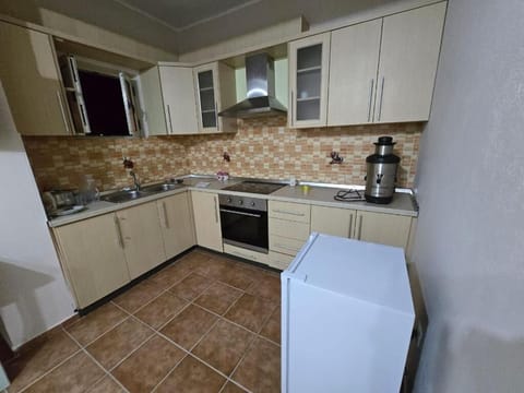 Deluxe Studio Suite, Sea View | Private kitchen | Dining tables