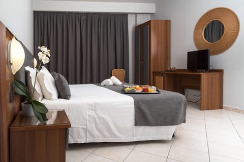 Family Room, 1 Queen Bed with Sofa bed (with Sofabed) | Bathroom | Shower, free toiletries, hair dryer, bidet
