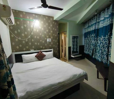 Deluxe Triple Room, Sea View | Desk, laptop workspace