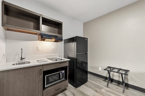 Basic Studio | Private kitchen | Full-size fridge, microwave, oven, stovetop