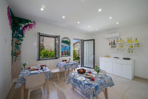 Full-size fridge, oven, dishwasher