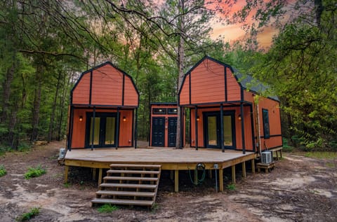 Nestled in the east Texas woods of Mineola, this private escape is just what you need it to be. Enjoy the peace of seclusion while having the conveniences you want only 10 minutes away