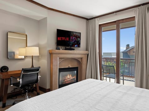 King Bed / Balcony / Fireplace / Desk / Smart TV