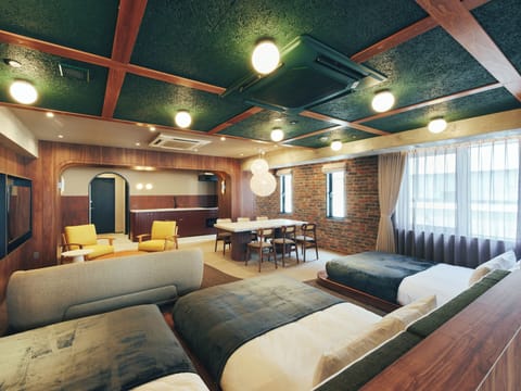 Superior Studio Suite | Desk, laptop workspace, free WiFi