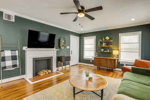 Houston Vacation Rental | 2BR | 2BA | 1,000 Sq Ft | 9 Steps to Enter
