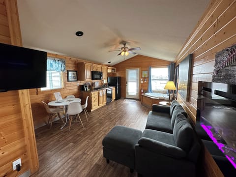 Cottage, 1 Queen Bed, Jetted Tub | Soundproofing, iron/ironing board, free WiFi, bed sheets