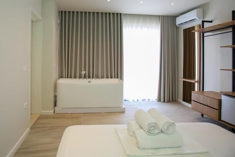 Luxury Double Room, Bathtub, Sea View | In-room safe, soundproofing, free WiFi