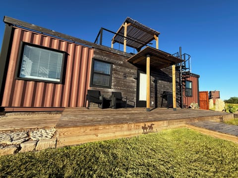 Modern container-home comfort at Station on the Vines. Enjoy open views and relaxed living. 🍷
