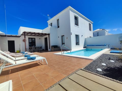 Terraza soleada con tumbonas, zona chill out y porche techado