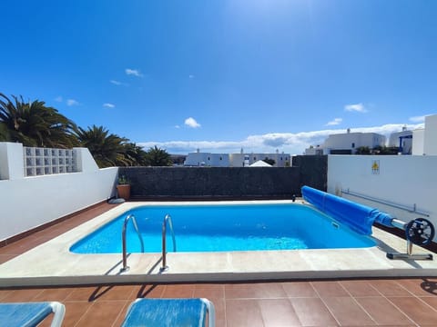 Piscina climatizada todo el año con estupendas vistas