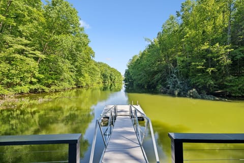 Private dock in cove. Rented boats can be delivered to the dock!