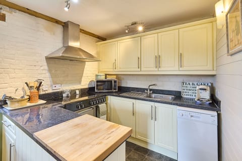 Granary Barn, Toftrees - Host & Stay