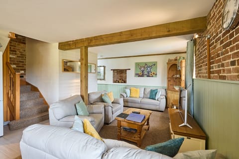 Granary Barn, Toftrees - Host & Stay