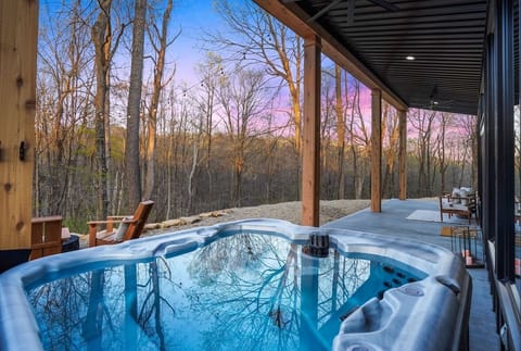Secluded hot tub under the stars!