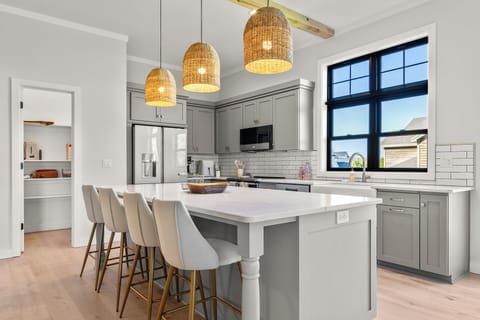 Breakfast bar with 4 seats!