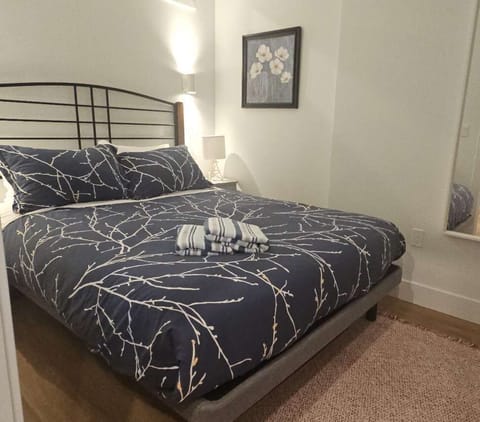 Sleep in Style – Queen bed, plush linens