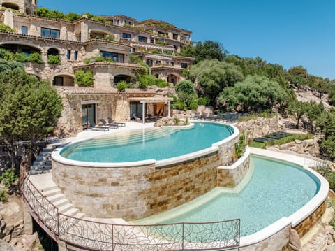 2 outdoor pools