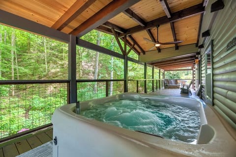 Bear Cub Cabin's bubbling hot tub