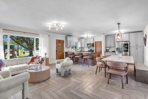 Architecture, Building, Dining Room, Dining Table, Furniture