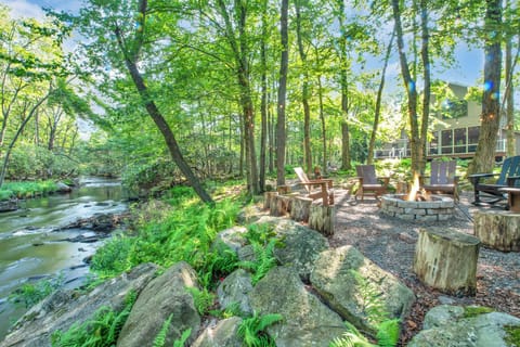 Picnic vibes by the river! Nothing beats good food, great company, and the sound of flowing water. Who's ready to soak up some sun and nature? 