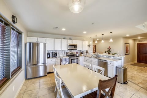 Dining room area, seats 6