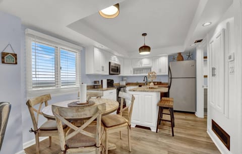 Dining table for 4
bar seating
full kitchen