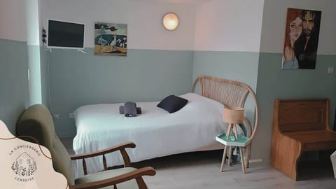 ESPACE SALON/ CHAMBRE
2 FAUTEUILS
TV CHAINES TNT 
PAS DE WIFI