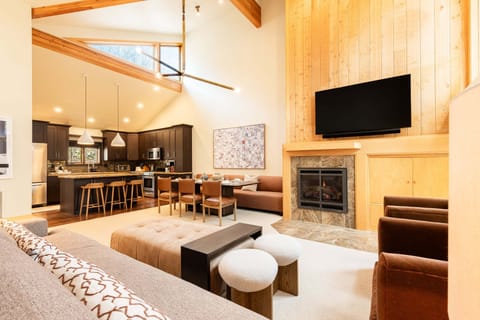 Great room with all new furnishings!