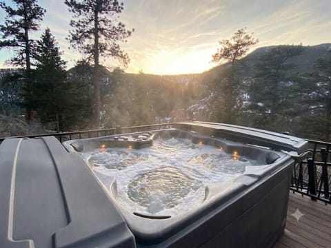 Hot Tub Oasis: Unwind with stunning mountain views and a refreshing soak under the sky!