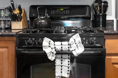 Vacation Rentals in Park City at Bear Hollow 3303: Kitchen stove and oven