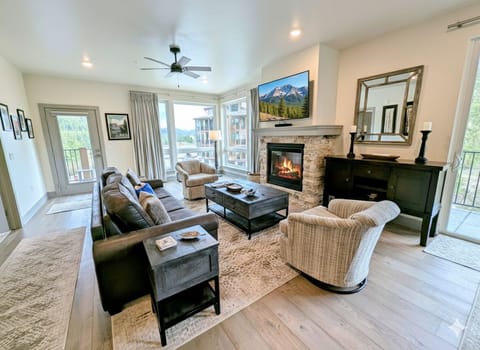 Cozy Mountain Modern Vacation Condo at Lakeside Village