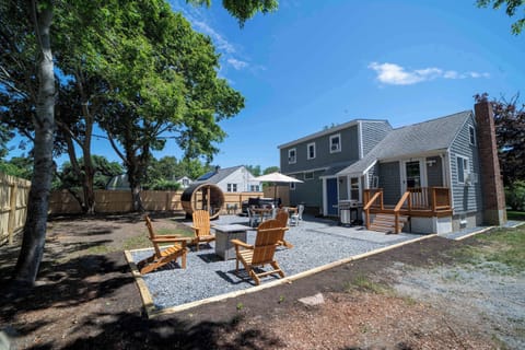 Enjoy a relaxing and fun experience with our thoughtfully curated outdoor features:

🔥 Firepit – Gather around in the evenings for warmth and conversation.
🧖‍♂️ Sauna – Unwind and detox in the comfort of your private outdoor sauna.
💦 Hot Tub 