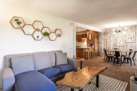 Welcome to Mammoth Ski & Rac 52!