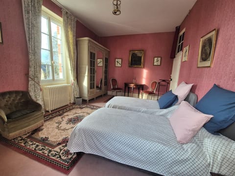 Suite, Garden View | Desk, free WiFi