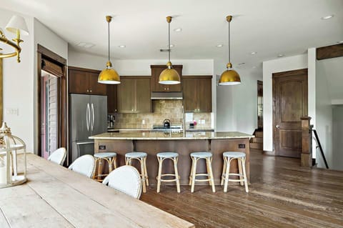 Full Kitchen with breakfast bar and 5 seating spaces