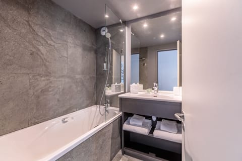 Suite | Bathroom | Combined shower/tub, eco-friendly toiletries, hair dryer, towels