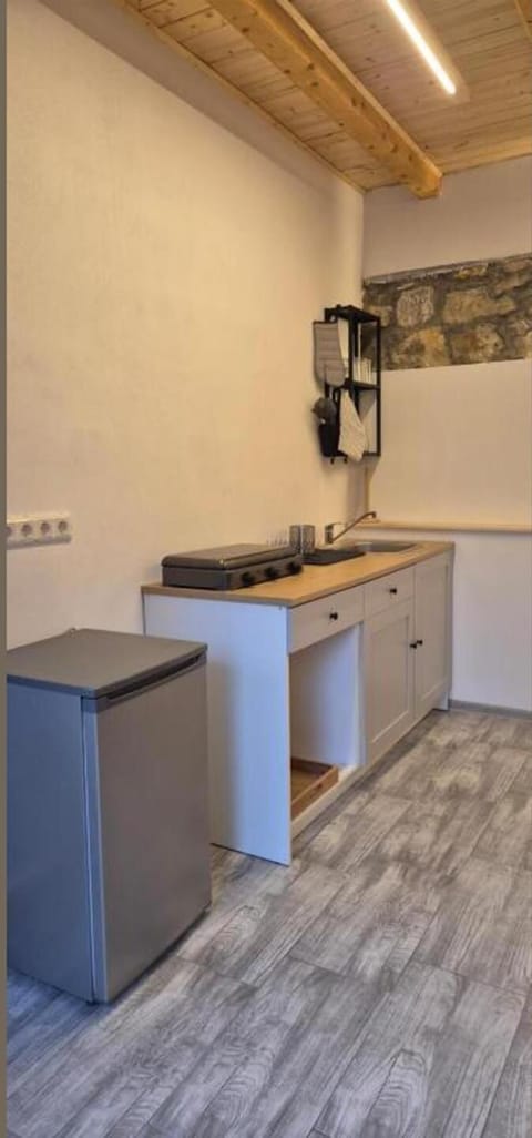 Cottage | Private kitchen | Fridge, microwave, oven, stovetop