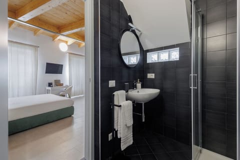 Deluxe Double Room, Private Bathroom, City View | Bathroom | Shower, free toiletries, hair dryer, towels