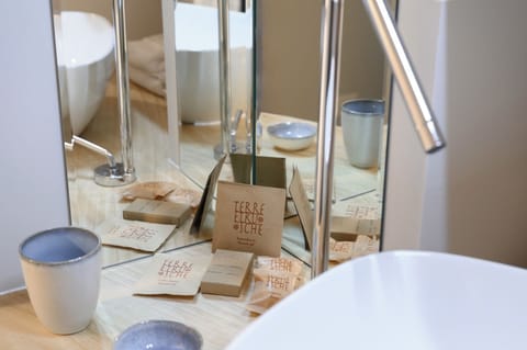 Business Double Room | Bathroom | Shower, free toiletries, hair dryer, towels