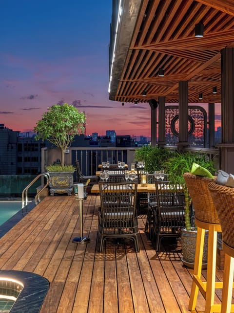 Poolside bar