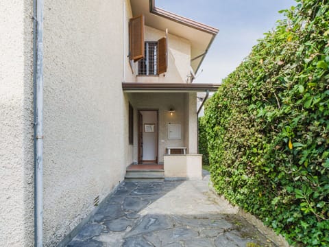 Wall, Concrete, Driveway, Shade, Landscaping, Hedge, Yard, Walkway, Home Door, Balcony