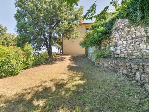 Garden, Flowerpot, Resort, Houseplant, Landscaping, Backyard, Swimming Pool, Water Feature, Eco Hotel