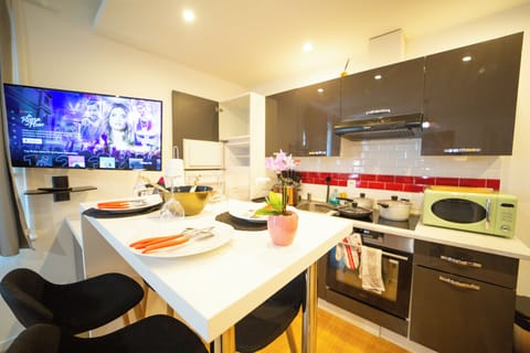 Deluxe Apartment, 1 Double Bed with Sofa bed, Kitchen | Private kitchen | Toaster, highchair, blender, griddle