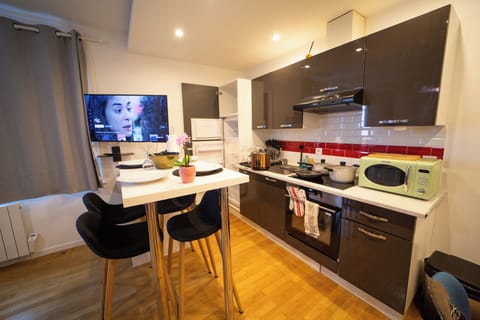 Deluxe Apartment, 1 Double Bed with Sofa bed, Kitchen | Living area