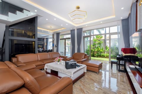 Deluxe Villa, Multiple Bedrooms, City View, Beachfront | Living area | Books