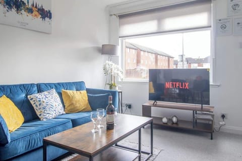 Living room with dining table and Smart TV with Netflix, offering a comfortable space for dining, relaxing, and entertainment.