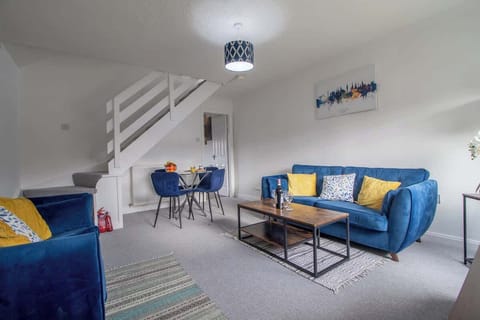 Living room with dining table and Smart TV with Netflix, offering a comfortable space for dining, relaxing, and entertainment.
