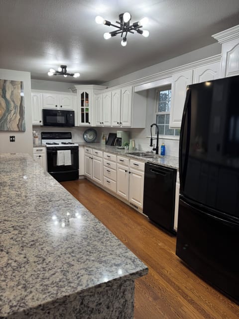 Fully stocked kitchen with coffee and tea station, toaster, blender and more!