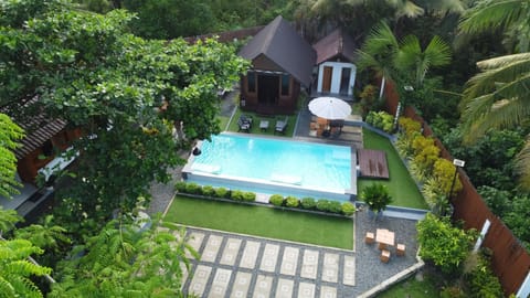 Signature Cabin, Pool View | Free WiFi, bed sheets